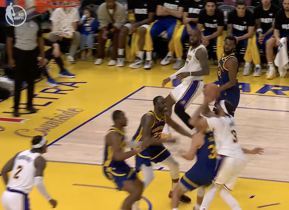 开云综合app官方官网-湖人在比赛中受伤退赛，羽毛球队主帅表示担忧