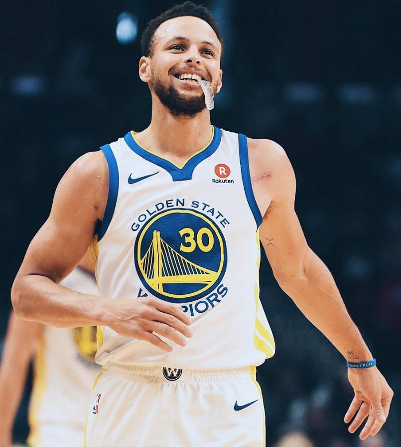 开云综合app登录入口-库里重返赛场，反败为胜首场状态出色，G2观众沸腾！